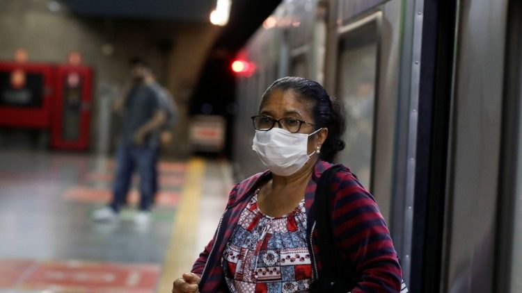 Passageira saindo do metrô em São Paulo com máscara protetora