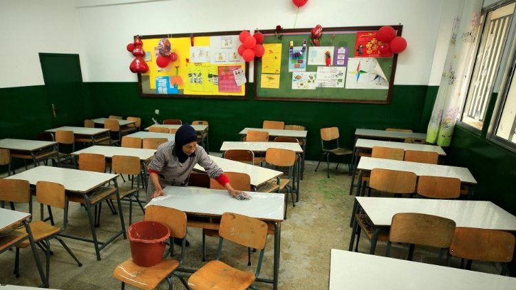 Ein Klassenzimmer in Sidon wird desinfiziert
