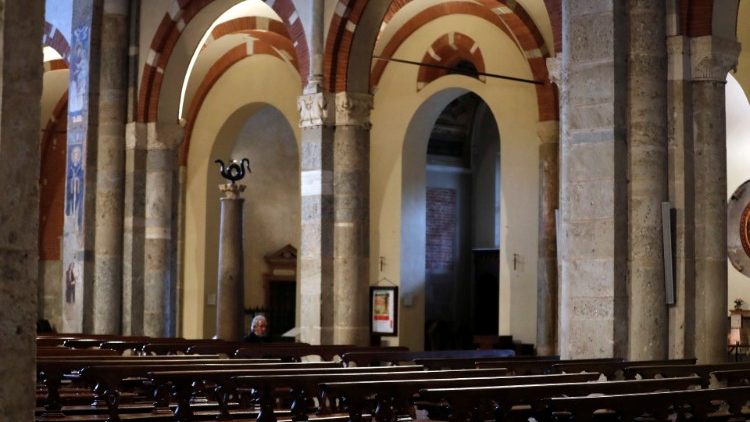 Fast menschenleere Ambrosius-Basilika in Mailand