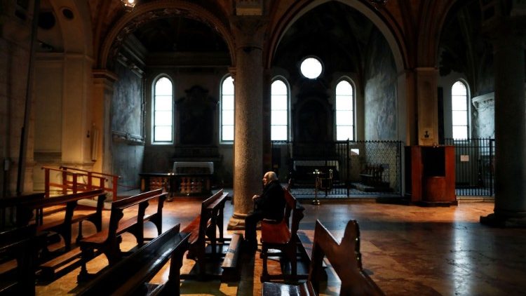 Un homme en prière dans l'église Santa Maria delle Grazie, à Milan, le 1er mars 2020.