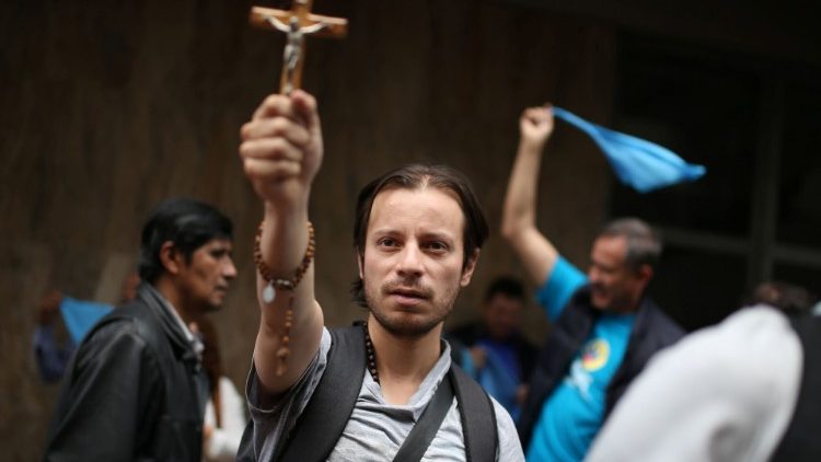 Ativista pró-vida em protesto diante do Tribunal em Bogotá  