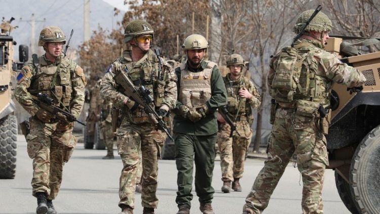 Kabul an diesem Freitag: Soldaten im Einsatz nach dem Anschlag auf eine Gedenkfeier in der afghanischen Hauptstadt 