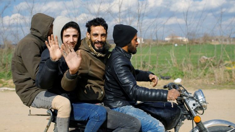 Migranci w Turcji przygotowują się do przekroczenie granicy z Grecją