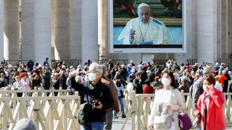 Le Pape François récite l'angélus en vidéo depuis la Bibliothèque apostolique, le 8 mars 2020. 