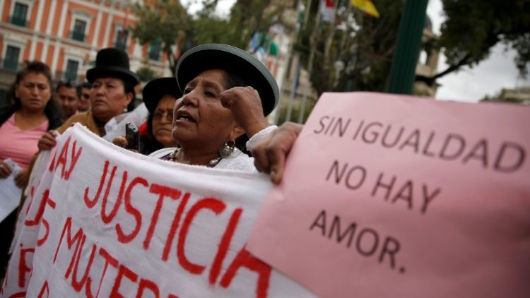 Una mujer participa en una manifestación junto a un letrero que dice "Sin igualdad no hya amor" durante una protesta global contra la violencia de género, en La Paz, Bolivia.