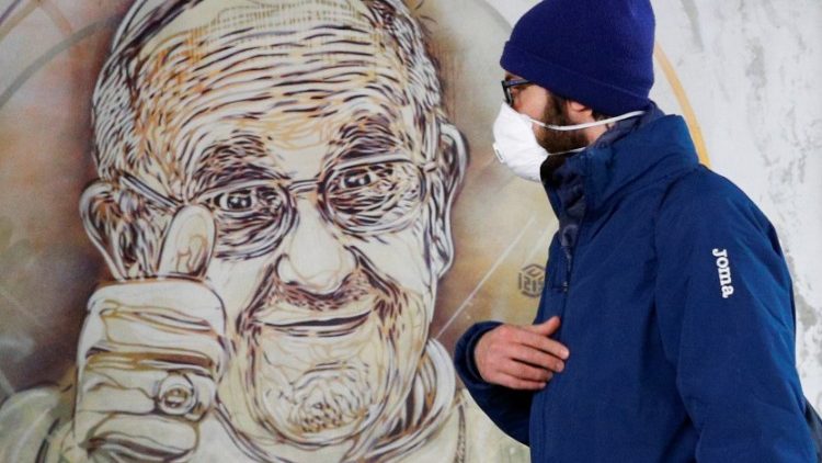 Öffentlich tritt der Papst dieser Tage nur im Livestream oder als Graffito in Erscheinung