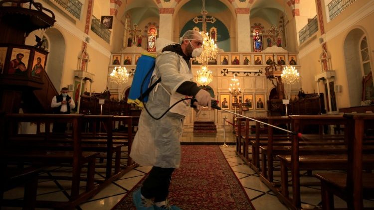 A Sidon au Liban, un volontaire nettoie l'église, le 14 mars 2020.