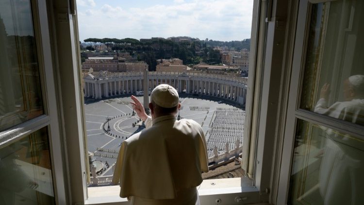 Pápež František požehnal z okna veriacich na diaľku ponad prázdne námestie