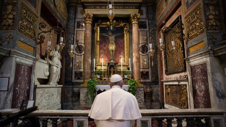Le Pape en prière devant le crucifix de l'église San Marcello al Corso, le 15 mars 2020.