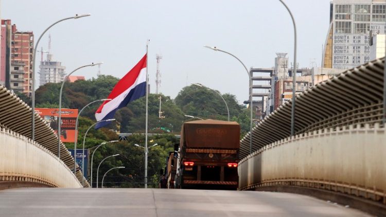 El Puente de la Amistad que conecta Ciudad del Este en Paraguay con Foz do Iguacu en Brasil tras el cierre de la frontera debido al brote de coronavirus 