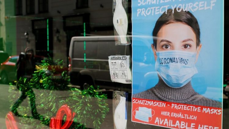 Wien in Corona-Zeiten: Im Schaufenster eines Ladens werden Schutzmasken beworben