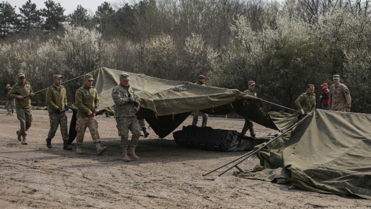 Soldados preparam hospital de campo para enfrentar o Covid19 nos arredores de Bucarest, na Romênia