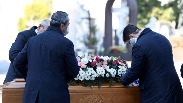 Funcionários de agências fúnebres acompanham funerais em Bégamo, Itália 
