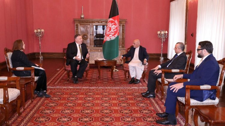 Mike Pompeo, secrétaire d'État américain, et le président afghan, Ashraf Ghani, se rencontrent à Kaboul, lundi 23 mars 2020. 