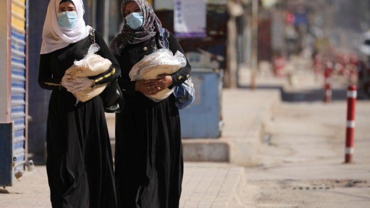 Zwei syrische Frauen mit Schutzmasken - in dem Bürgerkriegsland wurde ein erster offizieller Corona-Fall bekannt