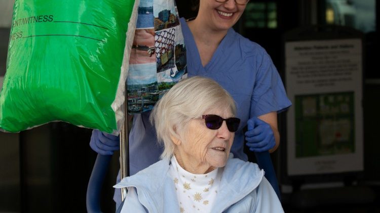 Une femme de 90 ans guérie du coronavirus, à Seattle, le 24 mars 2020.