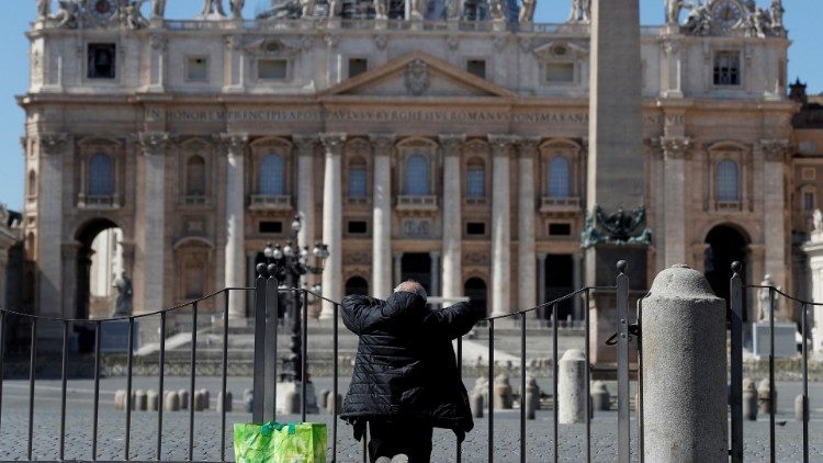 Ein Mann betet am Donnerstag vor dem (geschlossenen) Petersplatz