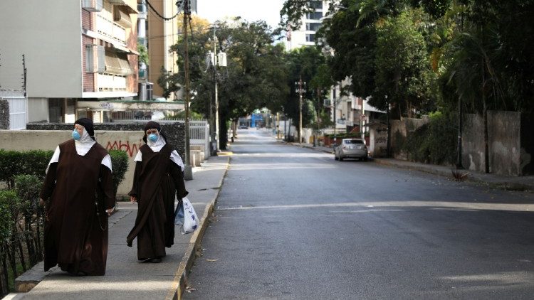 Des religieuses dans une rue de Caracas, le 25 mars 2020