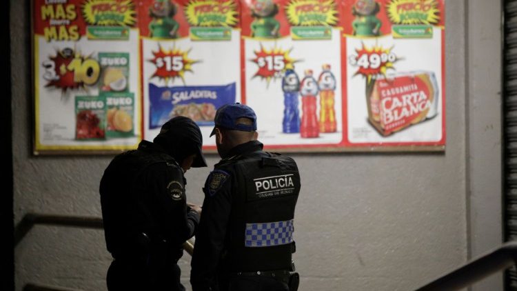 Police officers outside a looted store in Mexico City, 25 March 2020