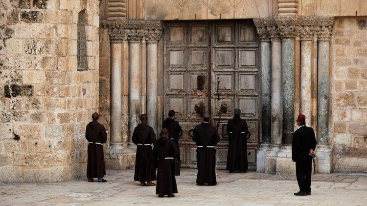 Братя от Кустодията на Светата Земя се молят пред затворената базилика на Божи Гроб