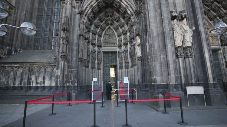 Nur noch für Beter offen: Westportal des Kölner Doms