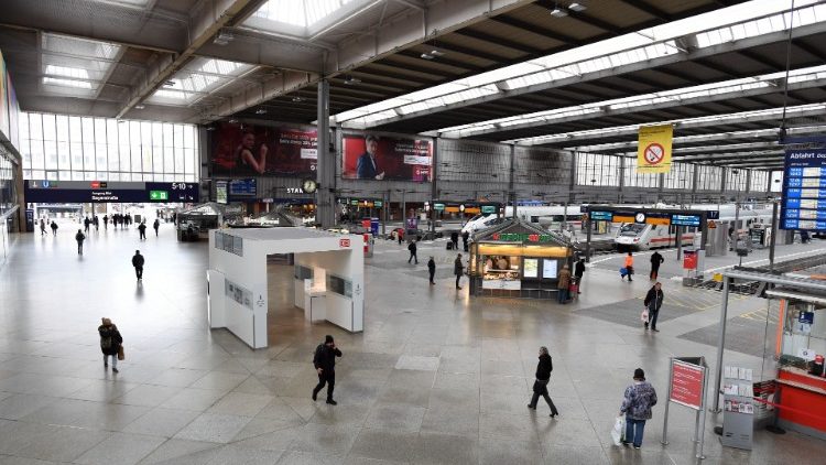 Nix los: Reisende im Münchner Hauptbahnhof