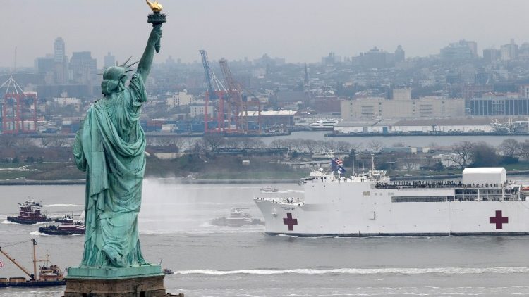 La nave della marina americana Comfort arriva a New York