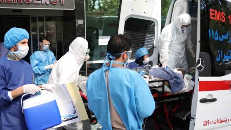 El personal médico de emergencia y las enfermeras con trajes protectores transfieren a un paciente con enfermedad por coronavirus (COVID-19) al Hospital Masih Daneshvari, en Teherán.