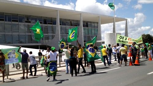 Brasilien: Kirche kritisiert Desinformation der Regierung über Corona