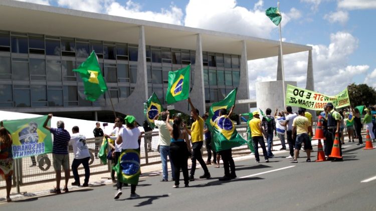 Pro-Bolsonaro-Demonstranten halten Kontakbeschränkungen für übertrieben
