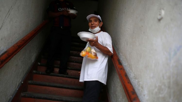 La Iglesia en Perú reparte alimentos a los más necesitados.