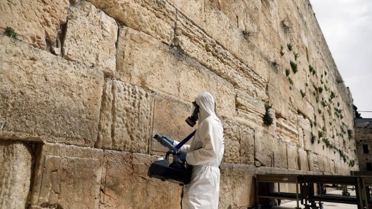 Die Jerusalemer Klagemauer wurde gereinigt und desinfiziert. Papst Franziskus hatte die Klagemauer 2014 besucht