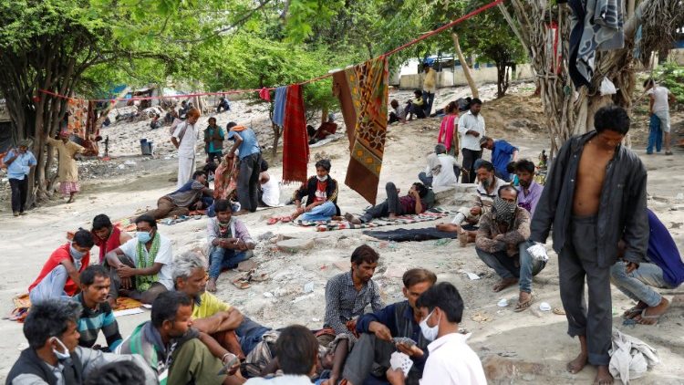 दिल्ली के बेघर और दिहाड़ी मजदूर यमूना नदी के तट पर