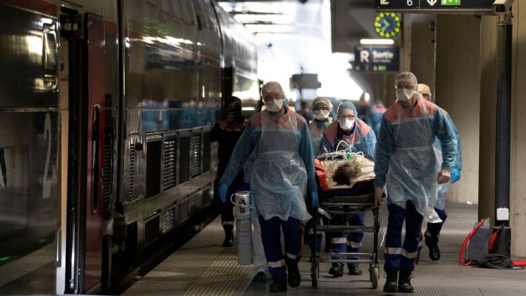 Gare de Austerlitz - převoz pacientů nakažených koronavirem z Paříže do Bretaně (1. dubna 2020)