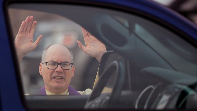 Ein US-Priester bei einer Drive-in-Beichte in Massachusetts am Mittwoch