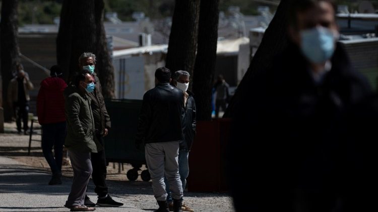 Des migrants du camp de Ritsona, où 21 demandeurs d'asile ont été contaminés par le virus