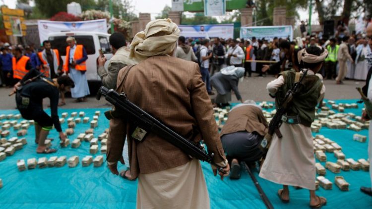 Des Houthis armés, dans un marché à Sanaa, au Yémen, le 2 avril 2020. 
