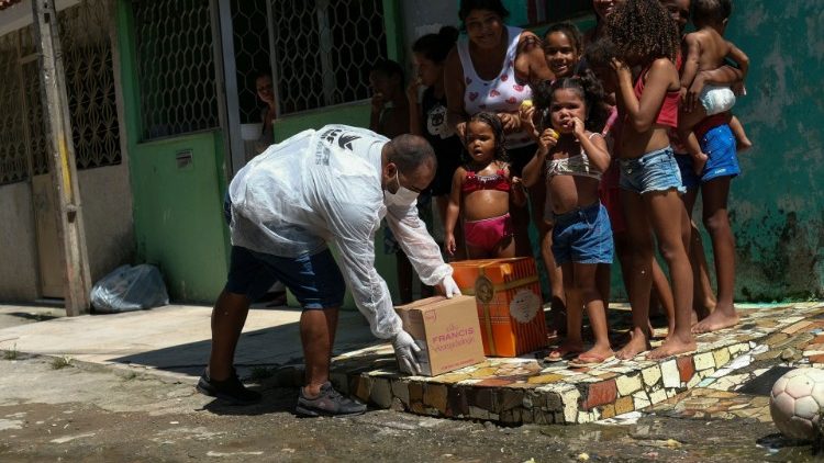 Voluntários em favela do Rio de Janeiro