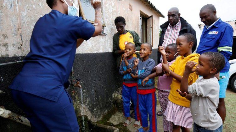 Južná Afrika: zdravotníci učia deti umývať si ruky na ochranu proti koronavírusu