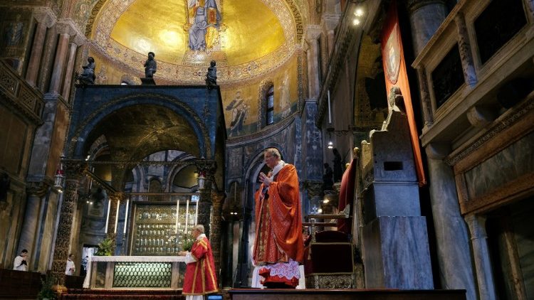 Benátský patriarcha Francesco Moraglia při mši v prázdné Bazilice sv. Marka