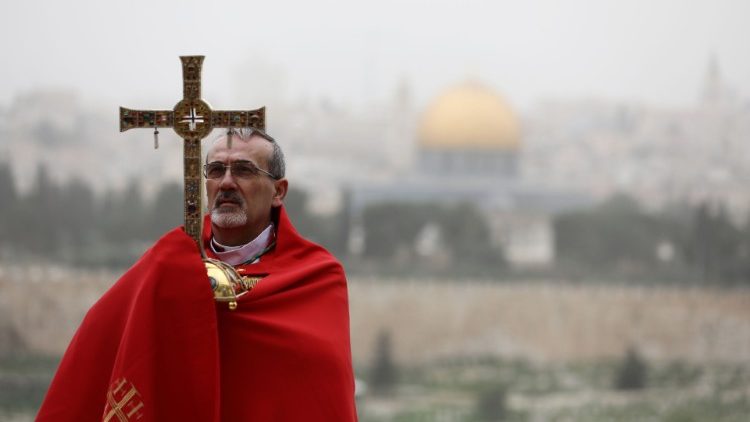 Arhibīskaps Pjerbattista Piccaballa uz Jeruzalemes fona