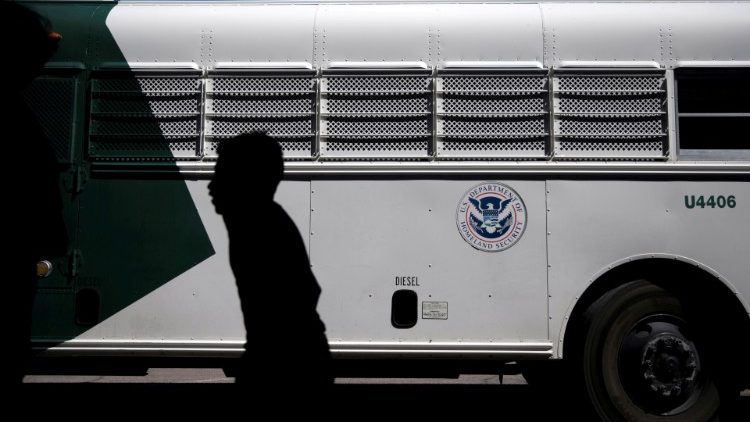 O caso envolve cerca de 1.400 iraquianos residentes nos Estados Unidos, alguns dos quais foram atingidos por medidas de deportação, impostas após serem julgados por cometer crimes. 