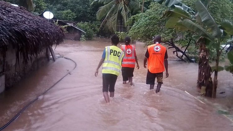 Des bénévoles de la Croix-Rouge dans les rues inondées du Vanuatu, le 7 avril 2020, après le passage du cyclone Harold. 