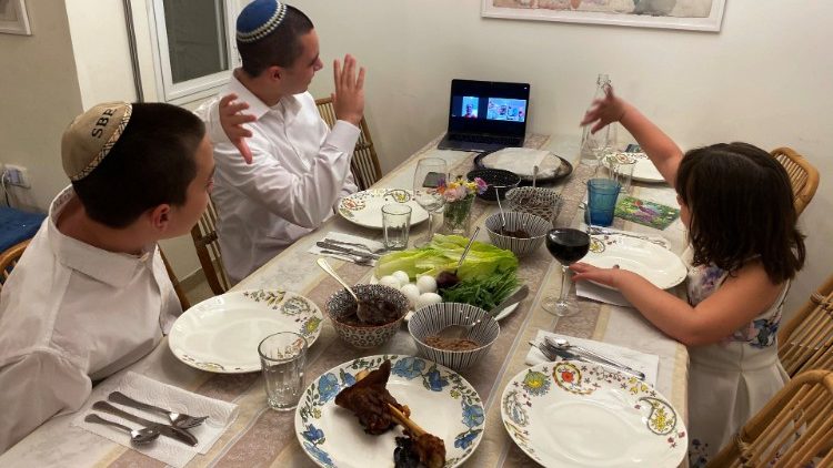Le traditionnel repas du Seder s'adapte aux circonstances 