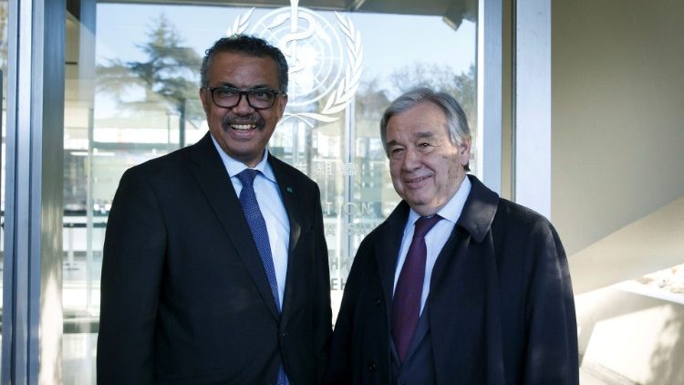 यूएन विश्व स्वास्थ्य संगठन प्रमुख टैड्रॉस (बांये) यूएन महायचिव एंतोनियो (दांये)