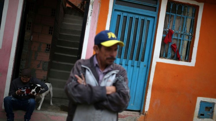 Trapos rojos cuelgan de una ventana para servir a las personas que viven en barrios pobres como una señal de socorro para recibir ayuda y subsidios del gobierno, en medio del brote de la enfermedad por coronavirus en Soacha, Colombia,.