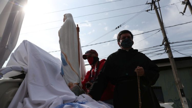 Sacerdote chileno concede a bênção durante a Páscoa