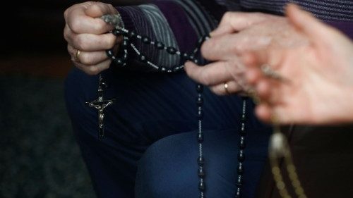 Pope encourages faithful to pray Rosary at home