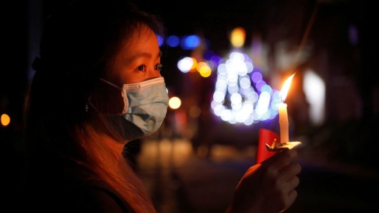 Vietnam: fiel reza por el fin de la pandemia.