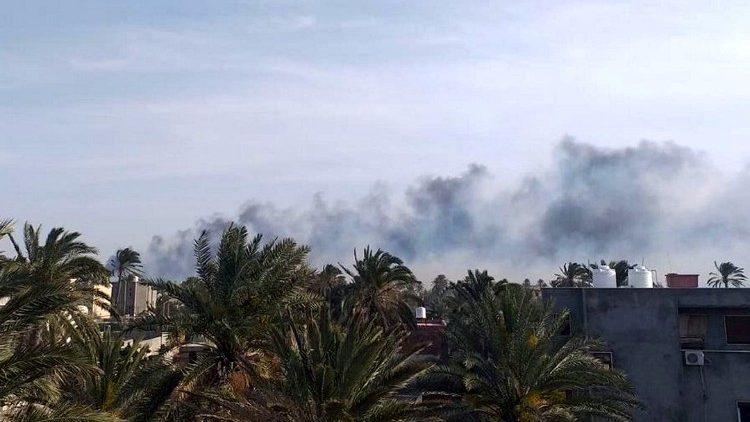 Des colonnes de fumée s'échappent de l'aéroport de Mitiga à Tripoli,  le 13 avril 2020. 